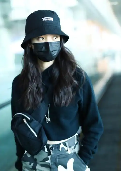 18岁欧阳娜娜成熟不少,露脐卫衣迷彩裤少女心依旧,身材真好