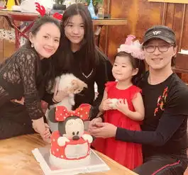 汪峰14岁女儿小苹果近照颜值高扎哪吒头逛超市秀美腿