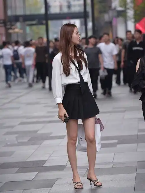 精致的裙装充满奢华和复古气息,搭配女生帅气的身姿,配色丰富