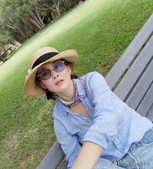 47岁牛莉好会穿,蓝色衬衫搭配牛仔裤,少女感十足看似18岁少女