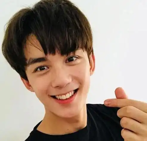 开学季吴磊宋祖儿刘昊然各种军训晒照,而易烊千玺军训费还没交