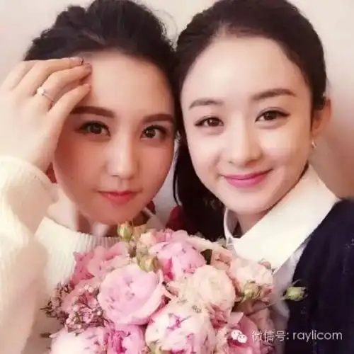 星范儿小方领又显嫩又瘦脸,难怪圆脸女神赵丽颖离不开它