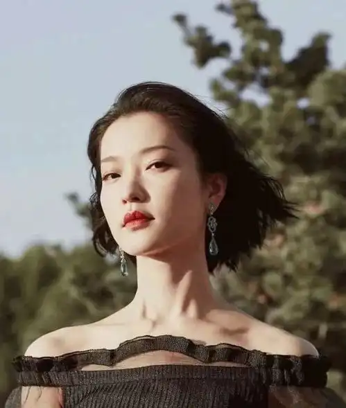 出了名的好看曾黎成熟范儿的女生如何打扮才能不显老