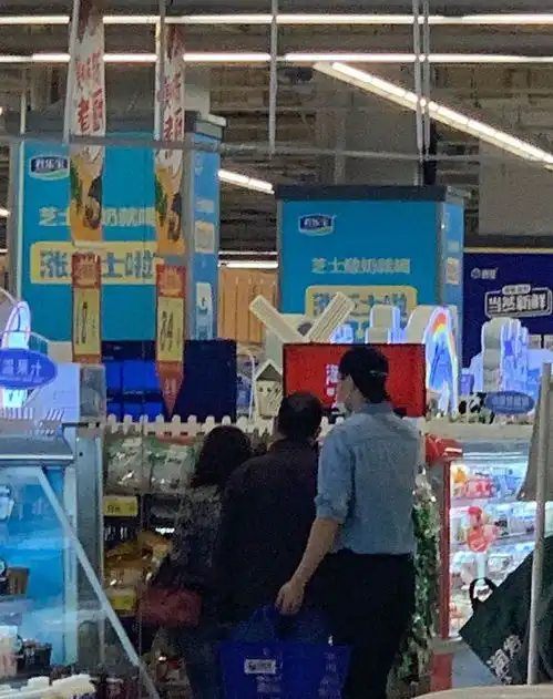 高云翔剃寸头像老了十岁,现身董璇亲子餐厅,尬到被顾客误认为餐厅经理