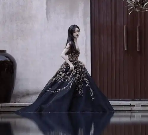星光大赏赵丽颖连换三套裙子,黑天鹅美艳,蓝纱裙仙女,粉色甜美