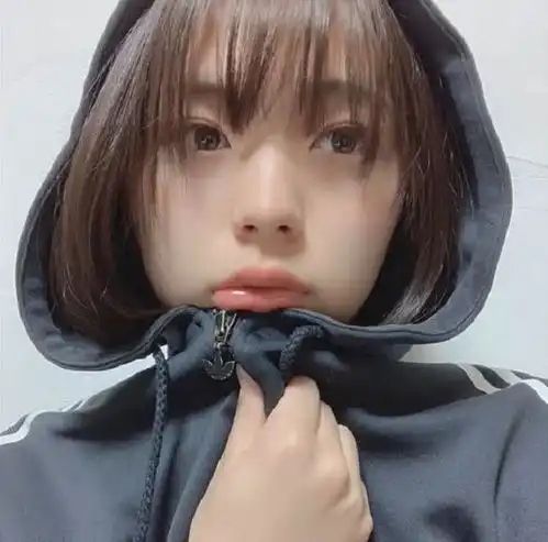 日本男扮女高中生走红,看见异装后的样子,女生惭愧低头