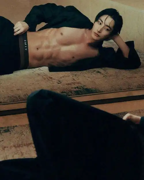 韩国性感男星李洙赫,秀腹肌