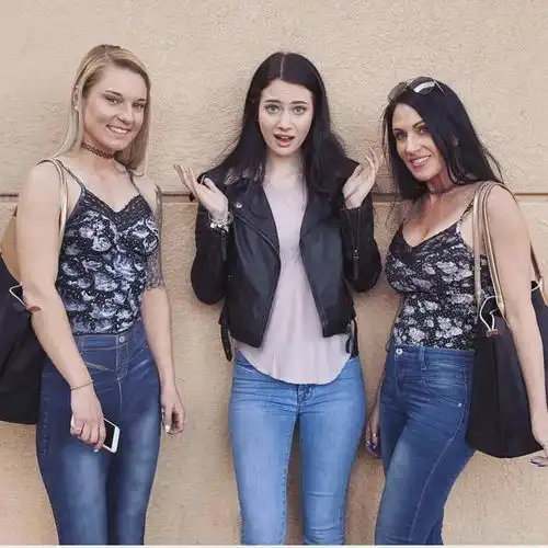美女们一丝不挂逛街竟无人发现,她画的衣服以假乱真