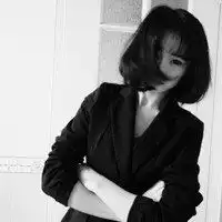 短发遮脸女生头像图片大全