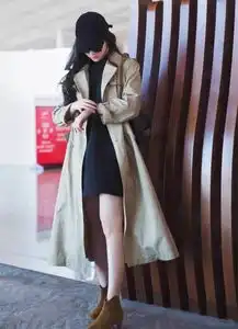 风衣与裙子结合,比搭配裤子更加时尚