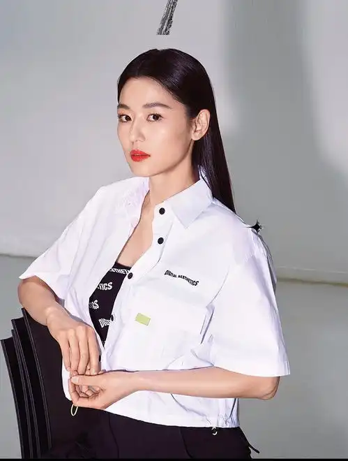 黑白色碰撞简约线条下的精巧剪裁,可盐可甜,非常适合甜酷女孩