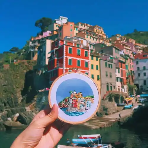 人物放下单反去旅行,她用刺绣画出世界美景