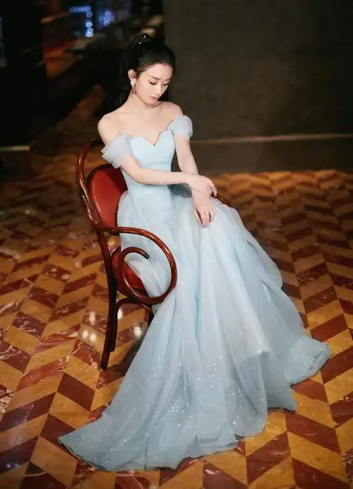 赵丽颖晒剧组保暖神器,裹粉色毛衣戴米奇帽子露侧颜,少女感满满