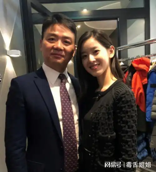 偶遇章泽天与7岁女儿餐厅吃饭,小女孩侧颜神似父亲刘强东