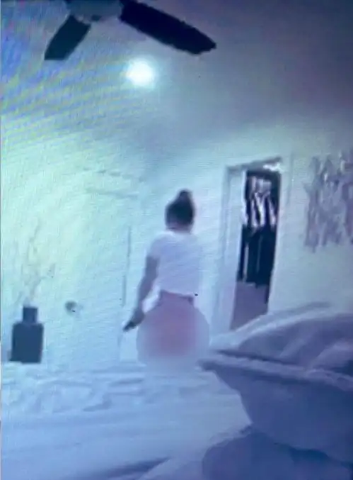 美国美女网红与入室劫匪持枪对射,击退歹徒成功保护丈夫和儿子