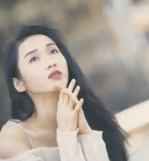 黎姿晒与3女儿练瑜伽照,身材纤细长腿瞩目,挑战高难度动作太厉害