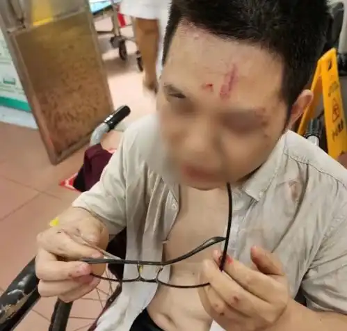可怜长沙一男子路过小区看房遭围殴,被打到吐血呕吐精神恍惚