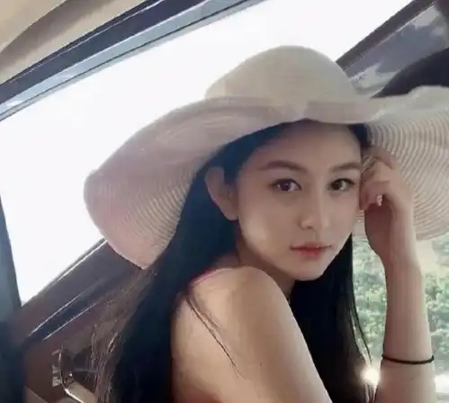 港风女神邱淑贞女儿颜值不输妈,肤白貌美气质佳,网友港里港气