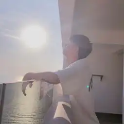 有哪些男士的背影图片可以当头像的黑色的,冷酷的那种