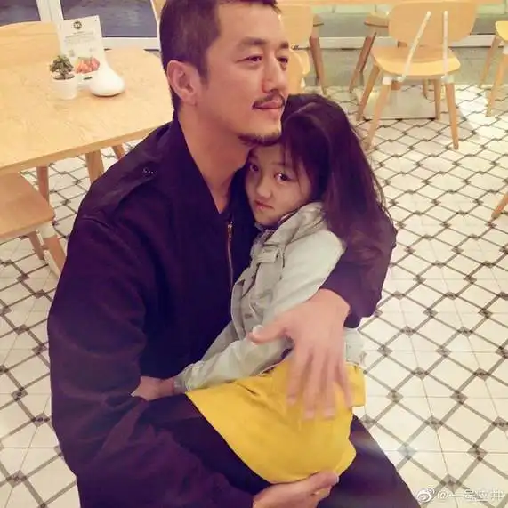 李嫣晒与闺蜜海边度假美照穿比基尼秀好身材