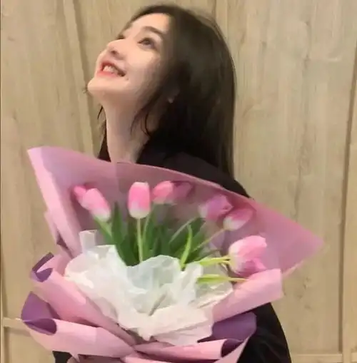 用捧花头像等一个春暖花开