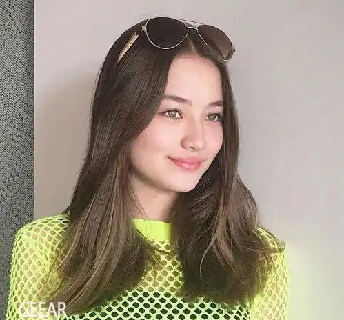 14岁中欧混血女孩,因打工意外走红,五官身材好得有点虚假