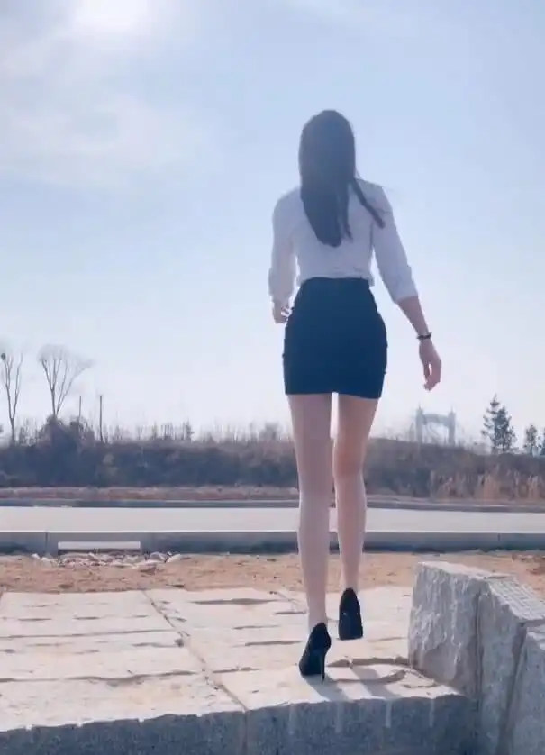 职场流行穿搭白衬衫肉丝袜黑短裙,尽显淑女魅力