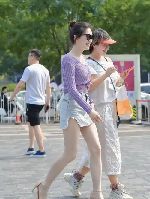 美女与闺蜜逛街,穿长袖遮挡赘肉,却故意用系带卷起下摆