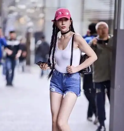 时尚街拍第七位吊带美女,身材性感迷人