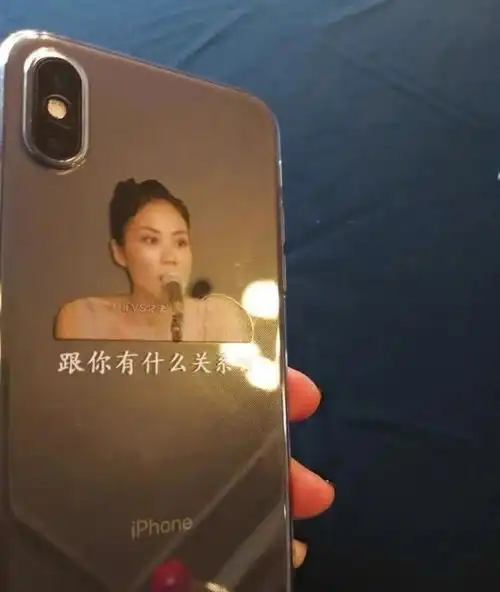 baby带菜刀现身机场提拉裙子时将菜刀别腰间太霸气