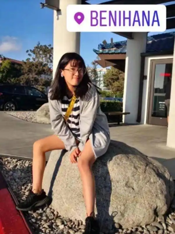 贾静雯14岁女儿晒照,梧桐妹抱狗自拍,罕见扎丸子头越来越爱美
