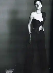 蕾哈娜半裸秀美背烈焰红唇扮猫女