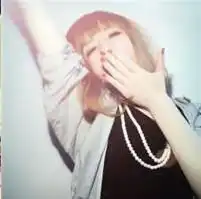 求一些女生的头像,唯美的,伤感的都行,最好多一点