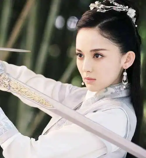 古力娜扎称五官太欧美不适合古装,被造型师强制要求后,成绝代美人