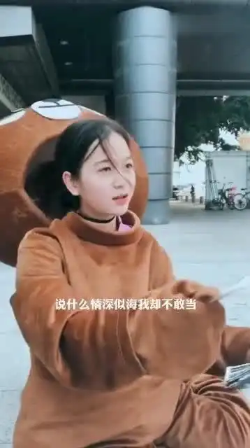 最近超火的美女,帽子下的微微一笑,让人彻底为她沦陷
