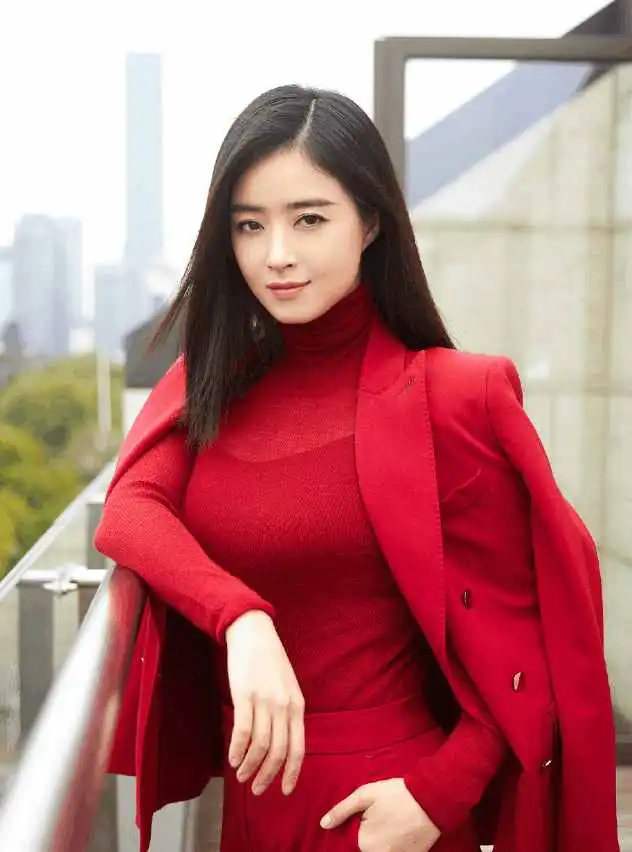 林志玲和蒋欣同穿红衣,网友女神和女汉子在现实中碰撞了