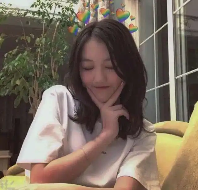 窦靖童素颜亮相街头,打扮时尚超酷,坐垃圾桶旁吃路边摊太接地气