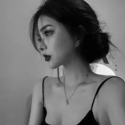 成熟简单黑白气质微信女头,有点伤感的样子