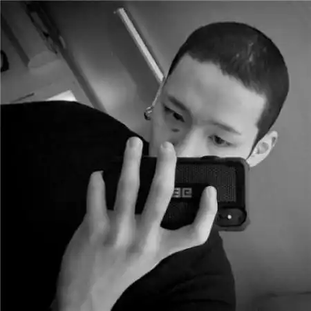 男生拿手机自拍头像爱自拍的男人