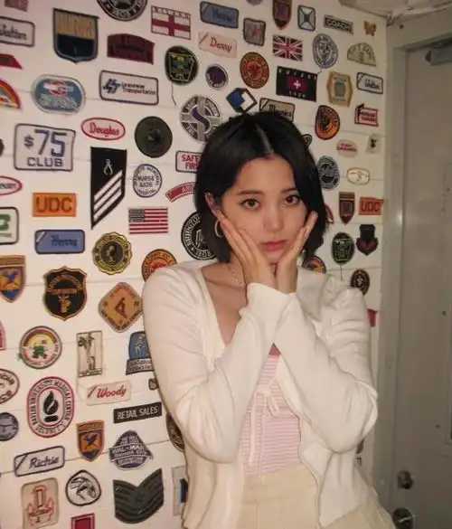 欧阳娜娜晒短发照,百褶裙配中筒袜少女十足,腿很好看