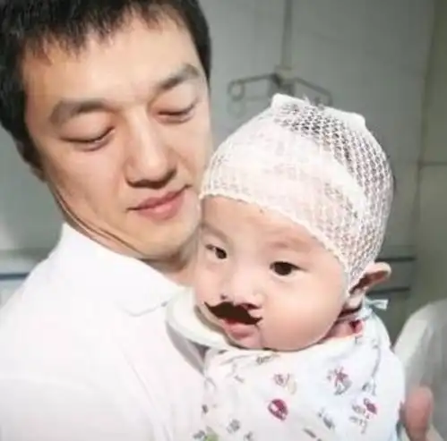 李亚鹏14岁女儿李嫣,修复嘴唇后变美女,因打扮过于成熟惹争议
