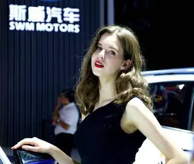 成都车展上的美女大餐,你还会看车吗