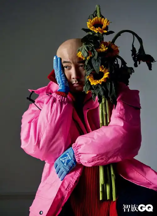 组图徐峥杂志大片曝光穿粉夹克手拿向日葵表情呆萌可爱