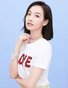 宋茜也太可爱了吧,白色t恤搭配草莓牛仔裙,渔夫帽和水桶包亮眼