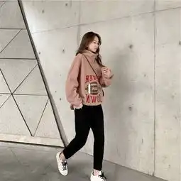 90后女生穿的真成熟韵味十足的羊羔绒卫衣两件套,赚足回头率