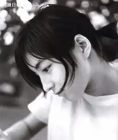 广末凉子夫妇慰问灾区点燃7千只蜡烛祈愿