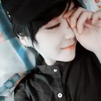 遮住半边脸的女生头像