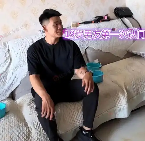 河北35岁宝妈带19岁男友回家引亲友围观,女子图他年轻陪我玩