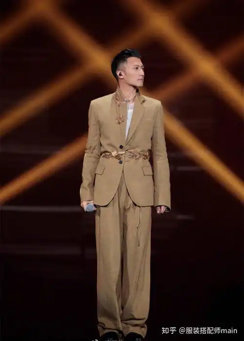 谢霆锋下厨还穿这么帅气,蓝色厨师服配背头型男范尽显,被撩到了