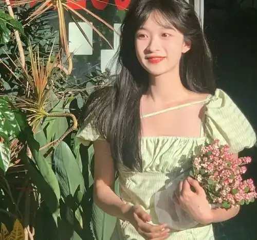 女生头像泛滥的玫瑰充斥烂尾的诗篇